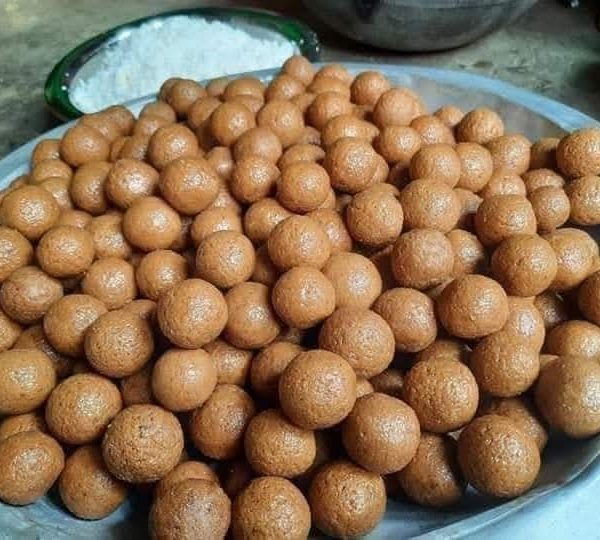 নারকেল,গুড়, সামান্য এলাচি গুড়া দিয়ে কড়া পাকের সুস্বাদু নারকেল নাড়ু।